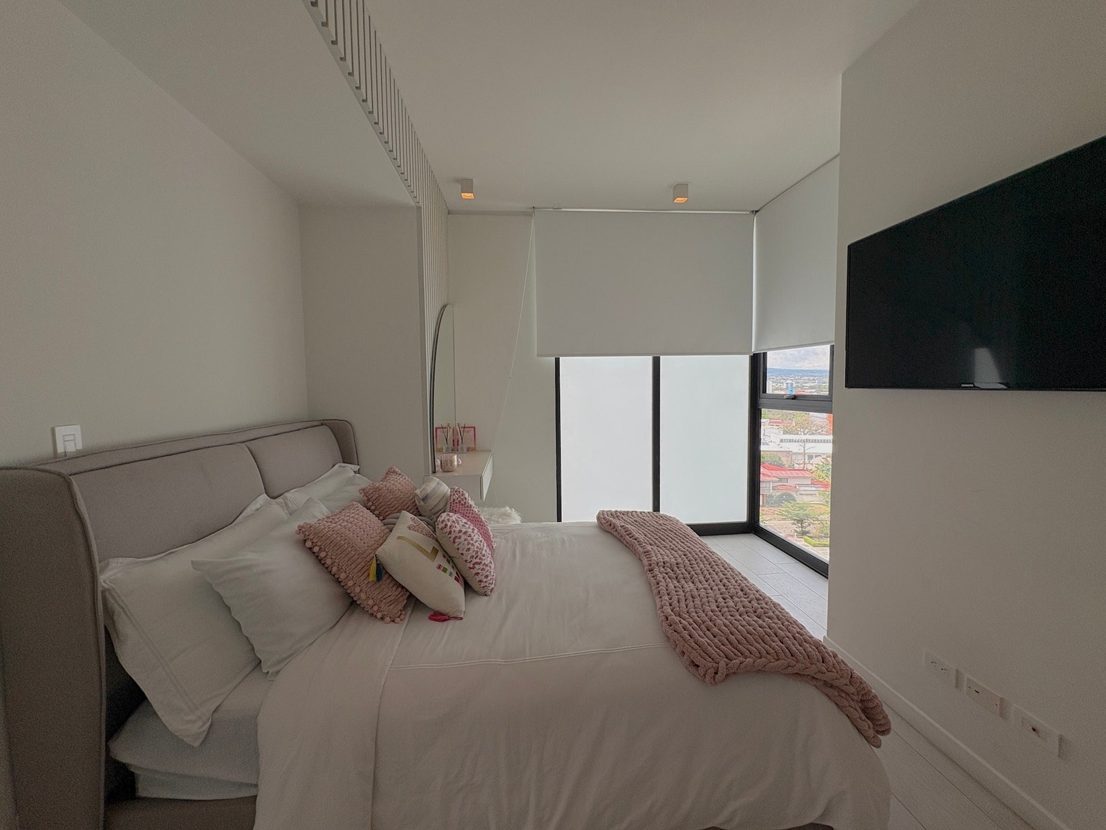 Modern High-Floor Apartment — photo 12 of 19
