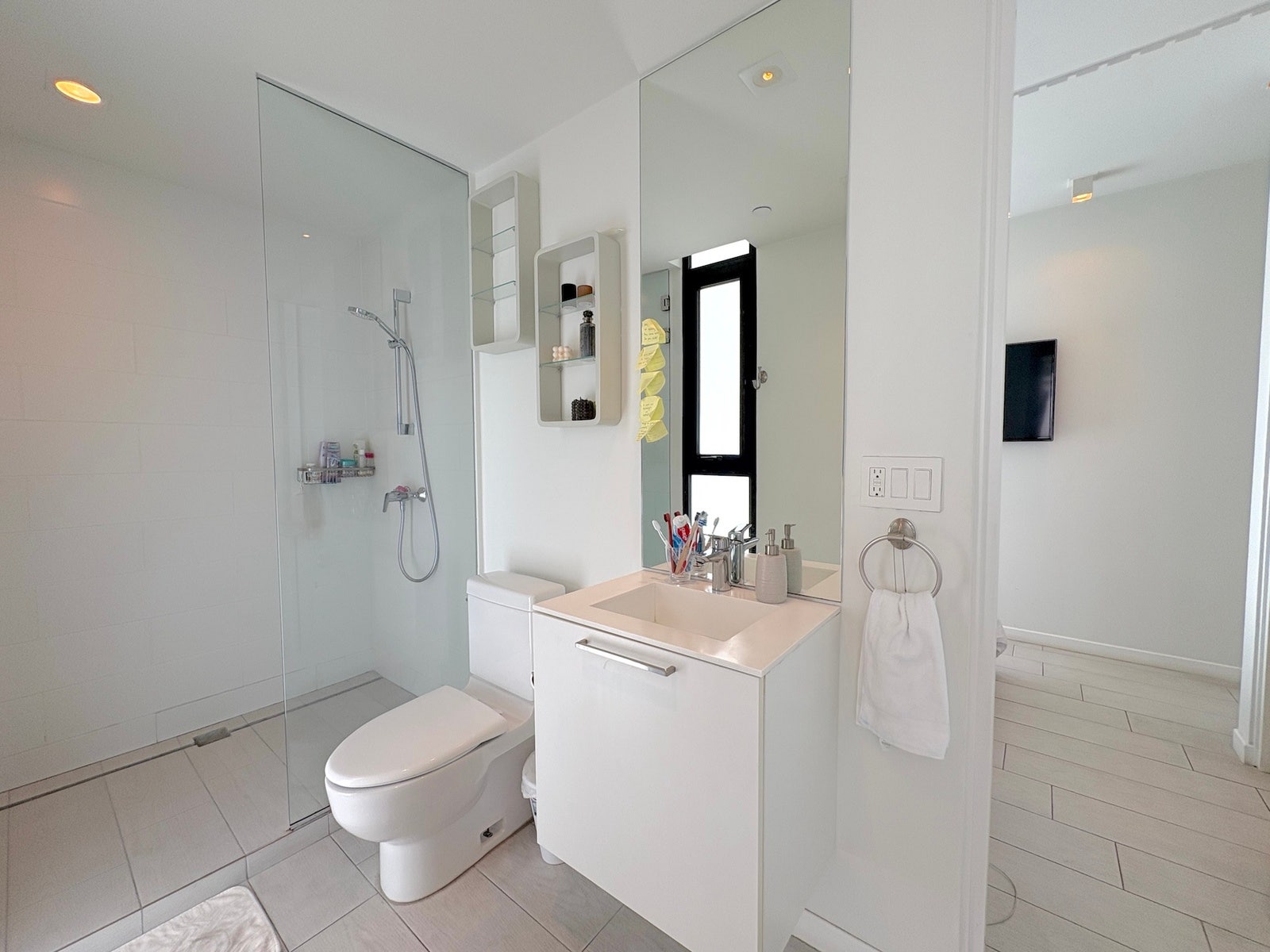 Modern High-Floor Apartment — photo 13 of 19