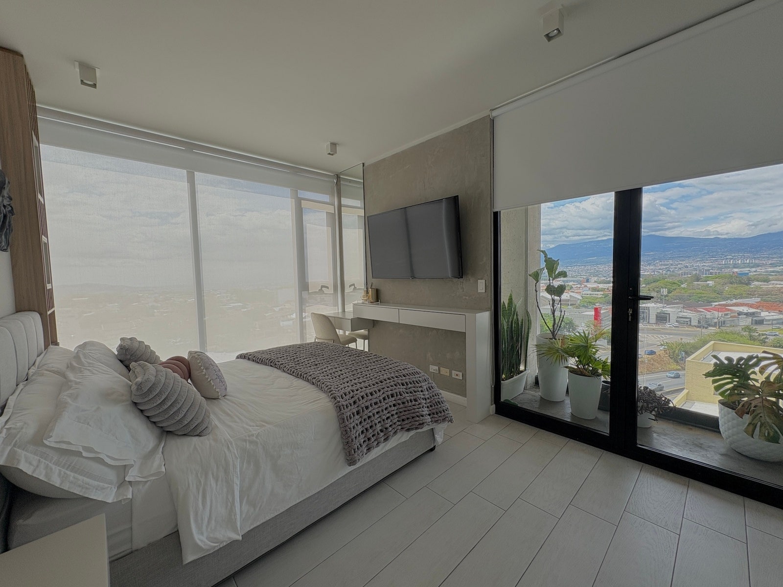 Modern High-Floor Apartment — photo 14 of 19