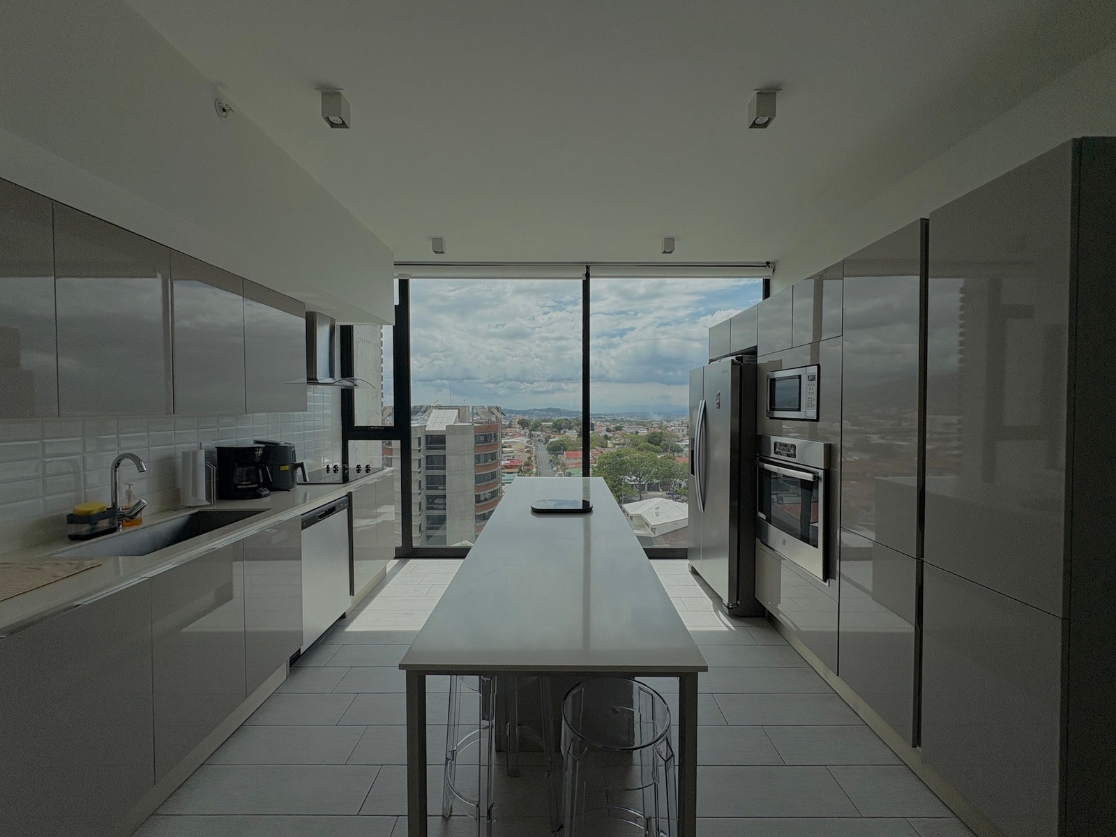 Modern High-Floor Apartment — photo 8 of 19