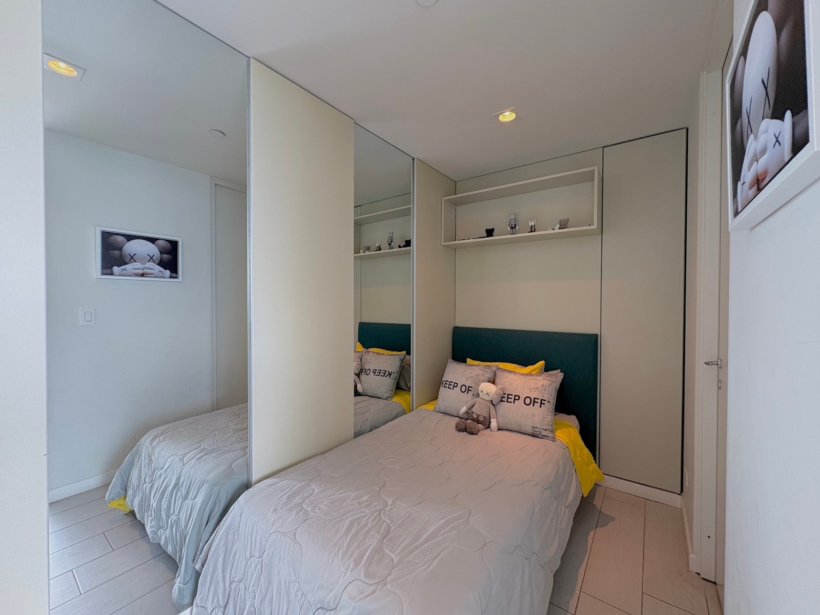 Modern High-Floor Apartment — photo 15 of 19
