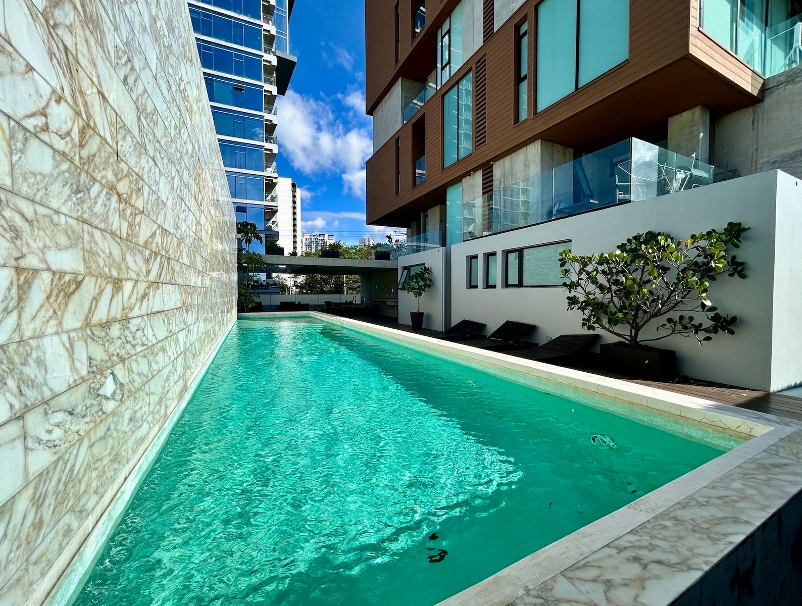 Modern High-Floor Apartment — photo 17 of 19