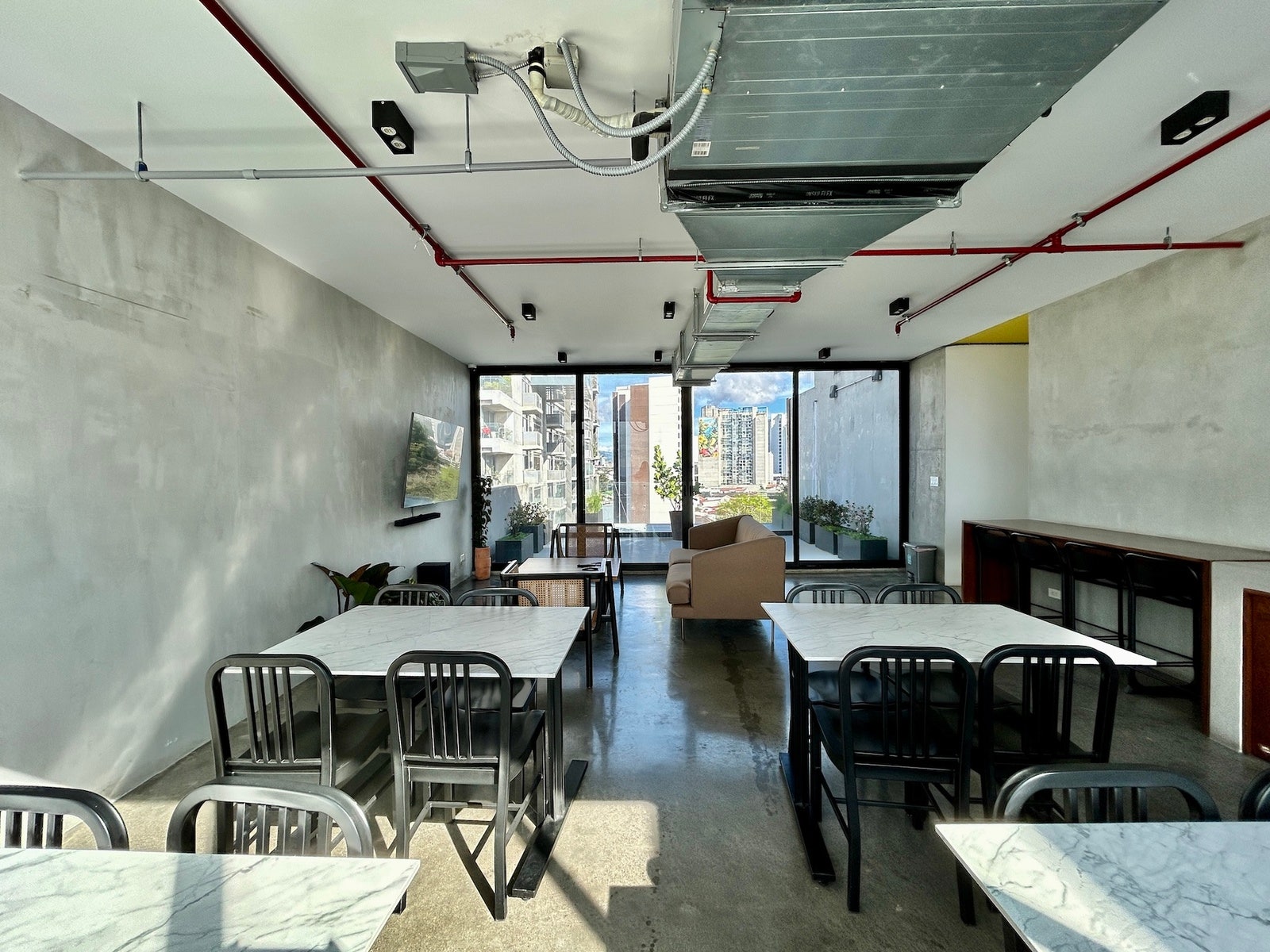 Modern High-Floor Apartment — photo 18 of 19