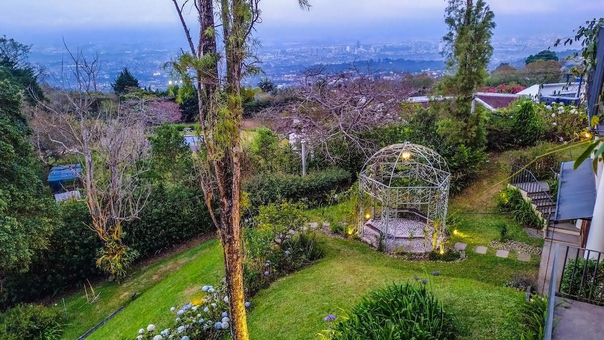 Unlimited Luxury Mediterranean Villa Private gem with views of 4 volcanoes and Central valley — photo 11 of 19
