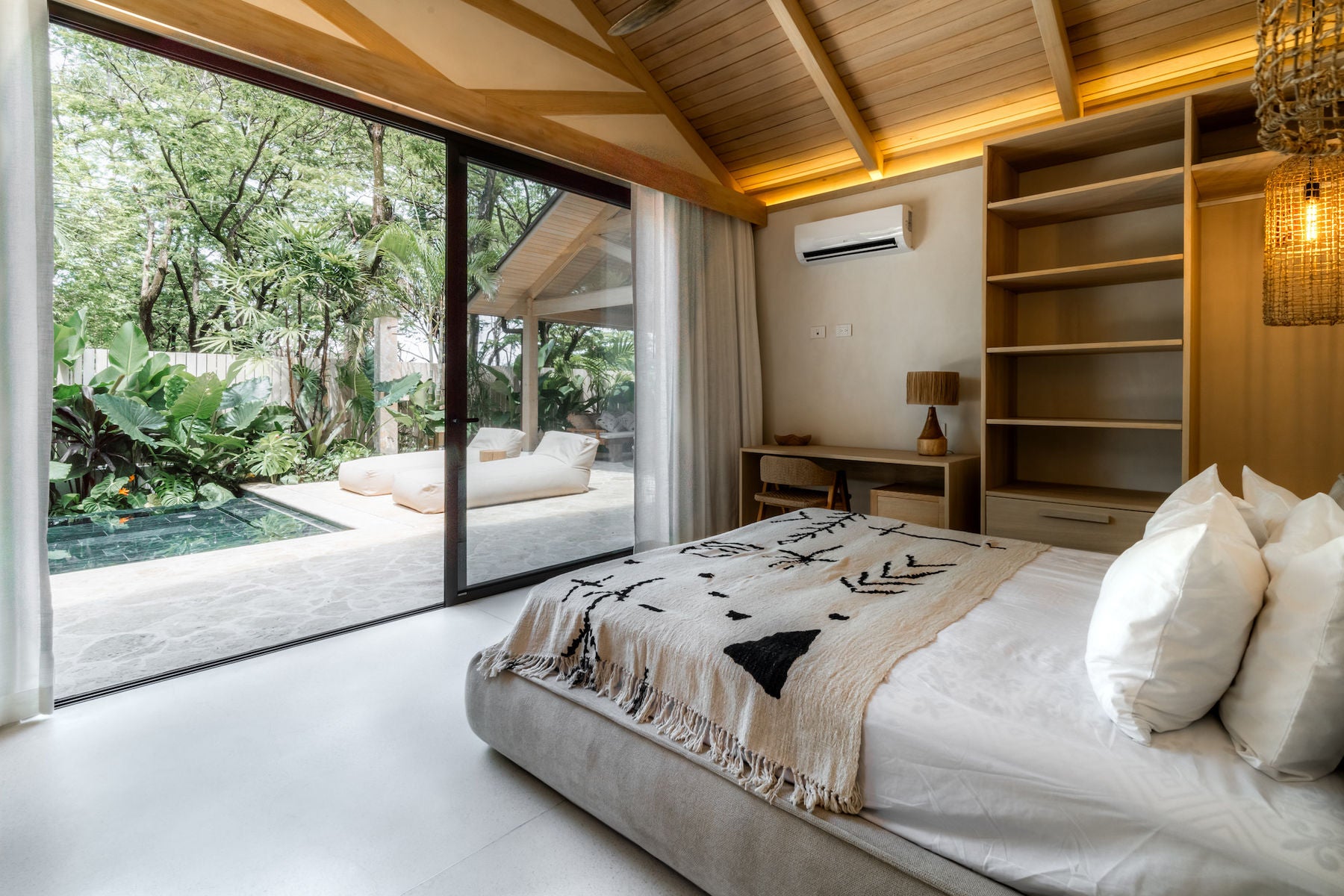 Turnkey Three-Bedroom Luxury Villa — photo 6 of 19