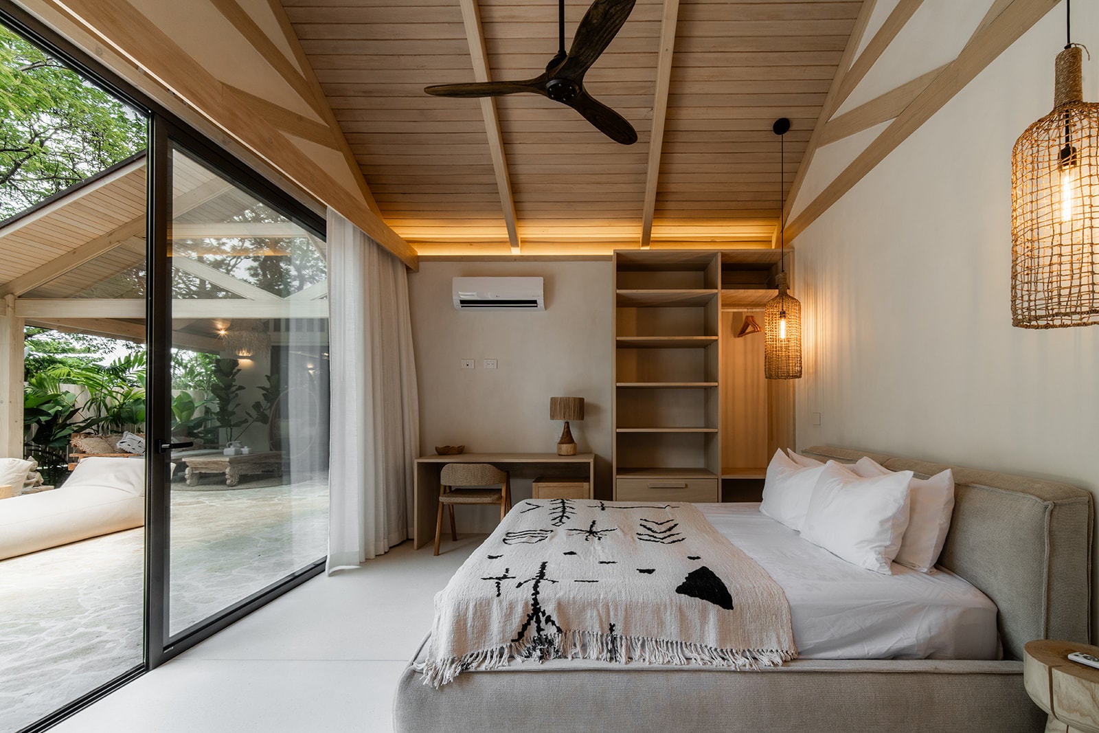 Turnkey Three-Bedroom Luxury Villa — photo 14 of 19