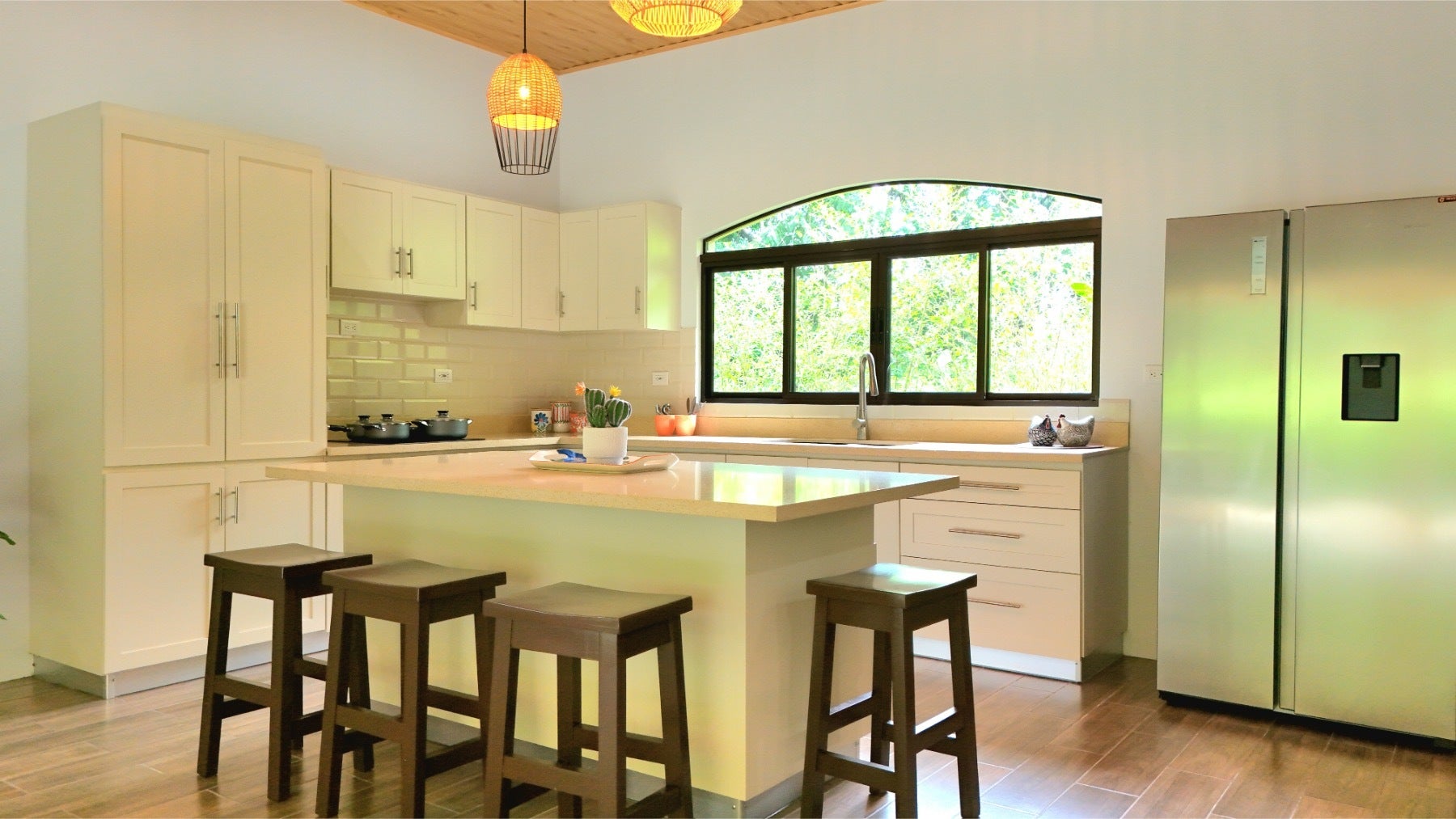 Single Level Tropical Home — photo 3 of 19