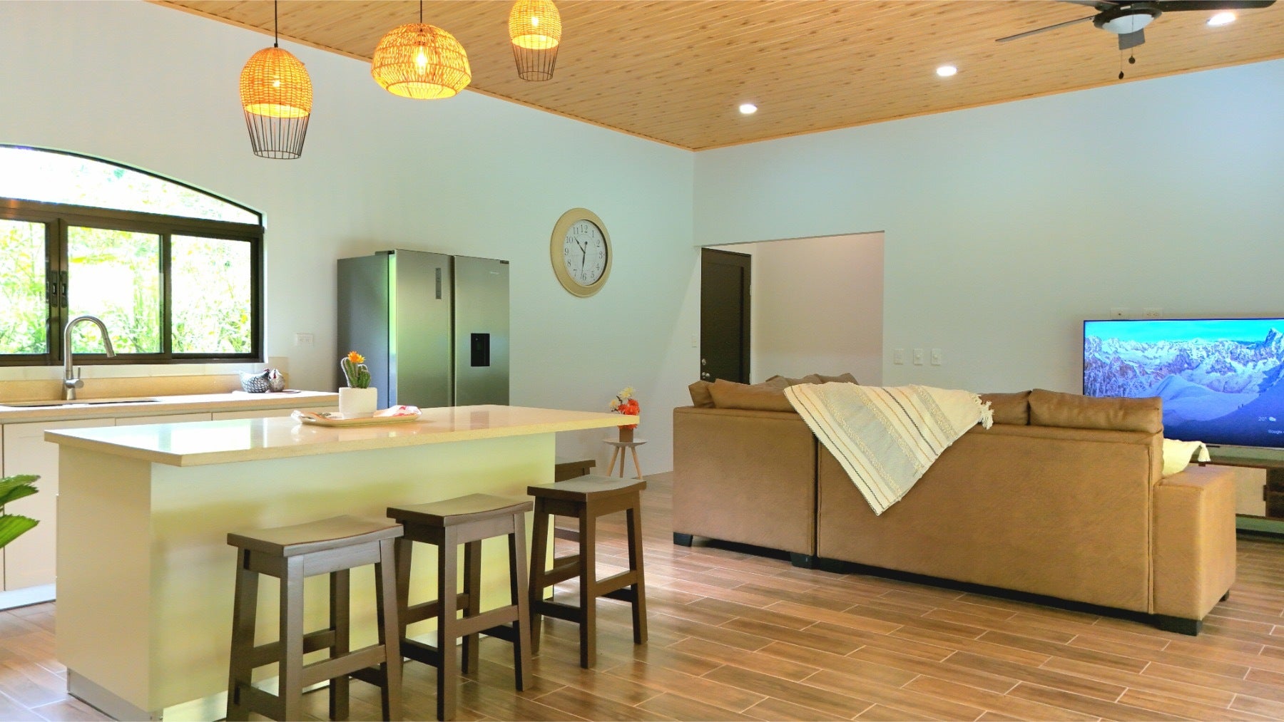 Single Level Tropical Home — photo 4 of 19