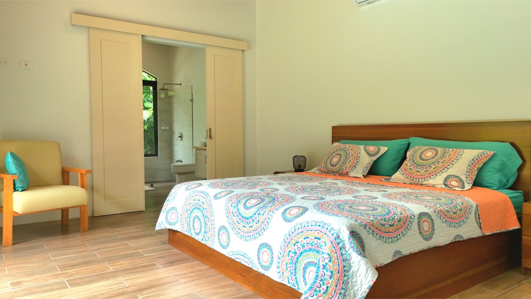 Single Level Tropical Home — photo 5 of 19