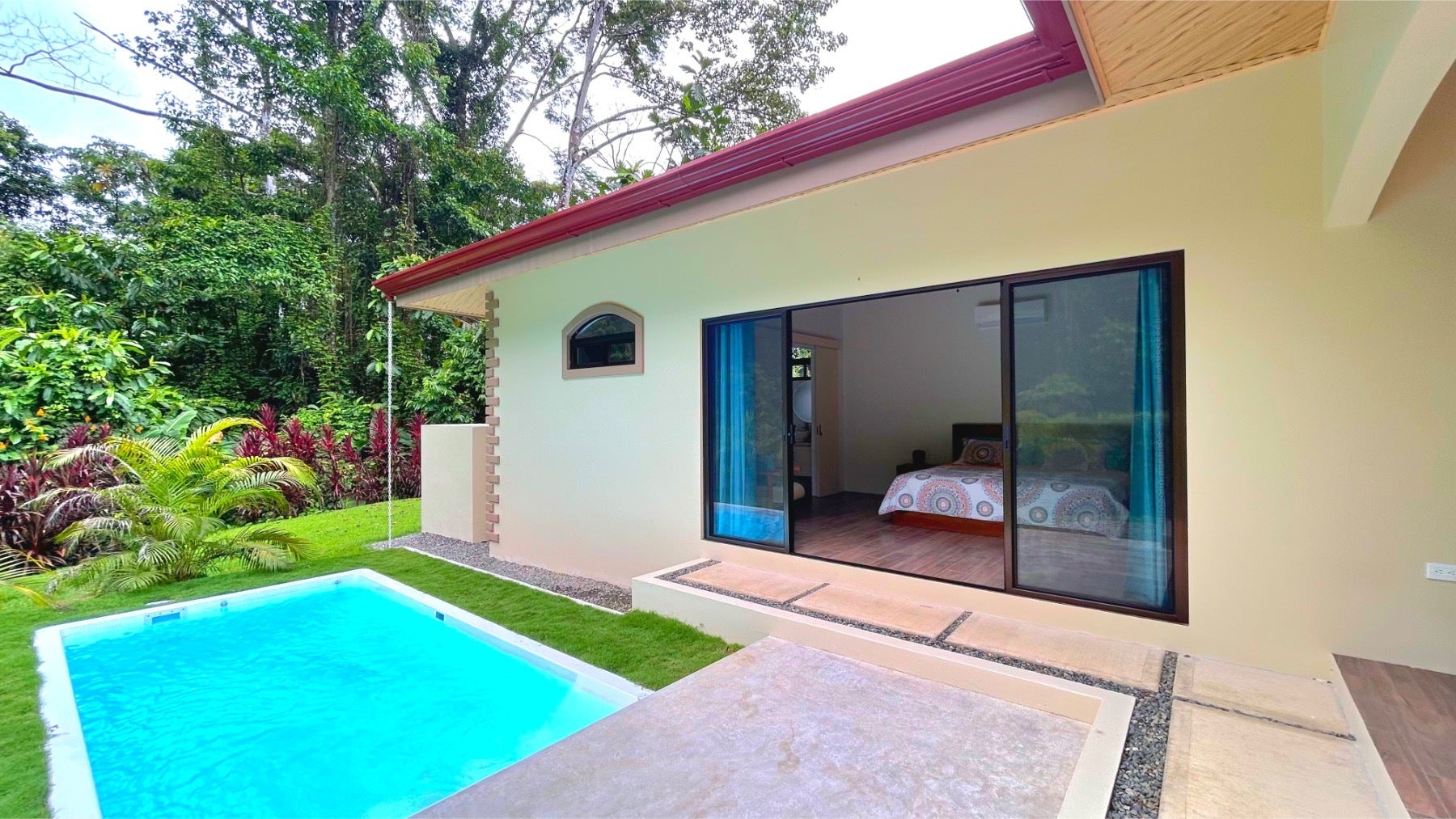 Single Level Tropical Home — photo 2 of 19