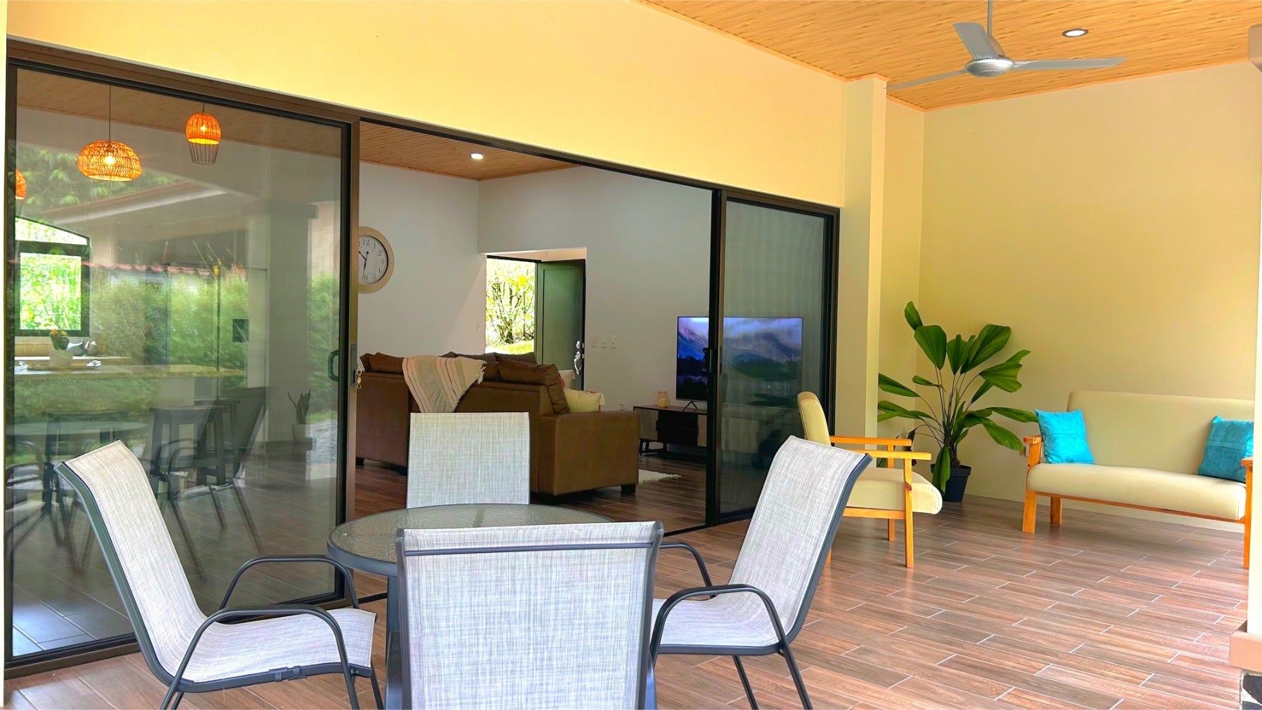 Single Level Tropical Home — photo 6 of 19