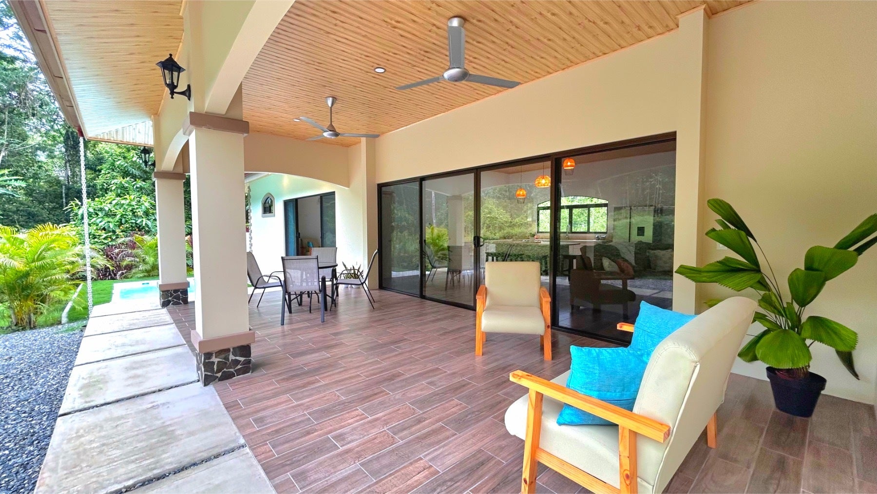 Single Level Tropical Home — photo 7 of 19
