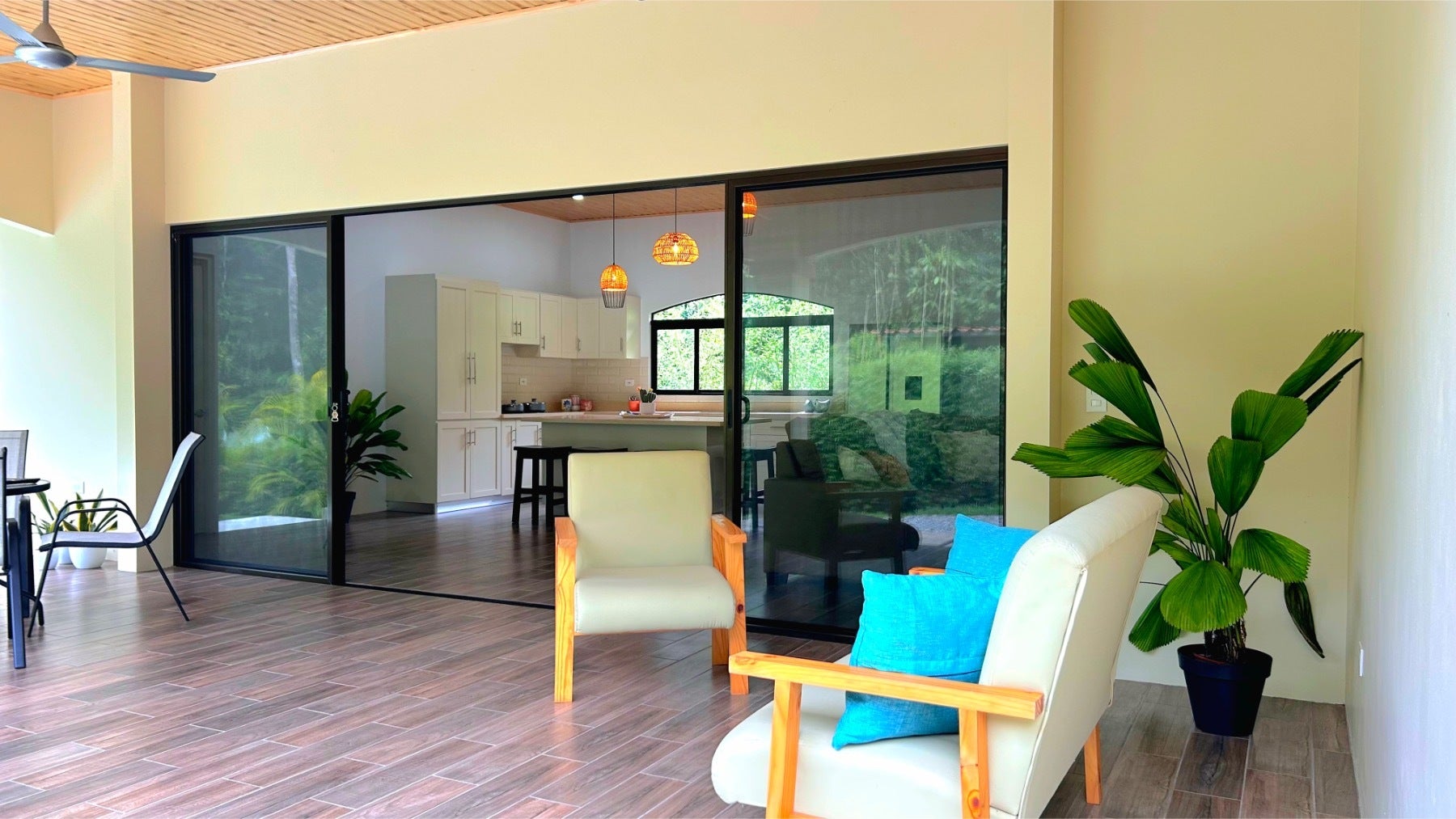 Single Level Tropical Home — photo 8 of 19