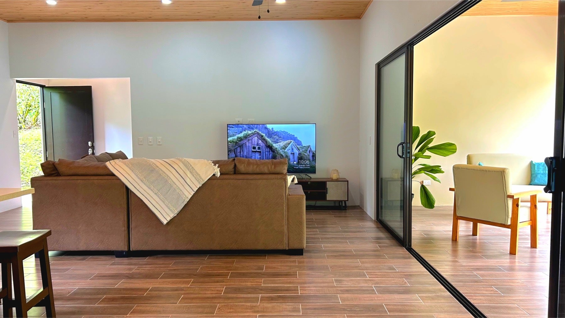 Single Level Tropical Home — photo 9 of 19
