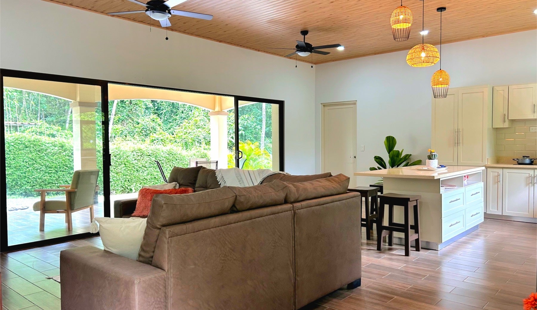 Single Level Tropical Home — photo 10 of 19