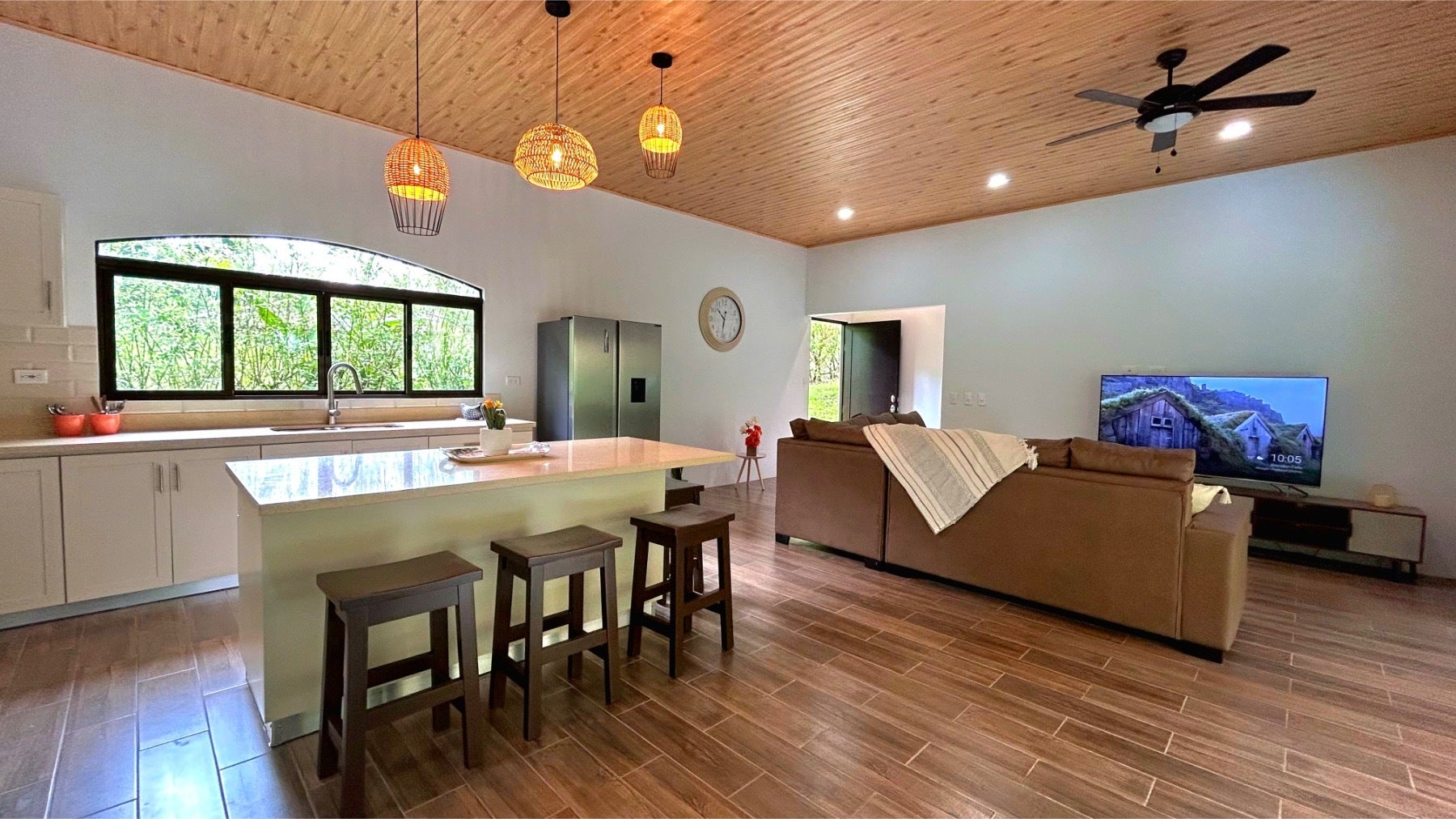 Single Level Tropical Home — photo 11 of 19