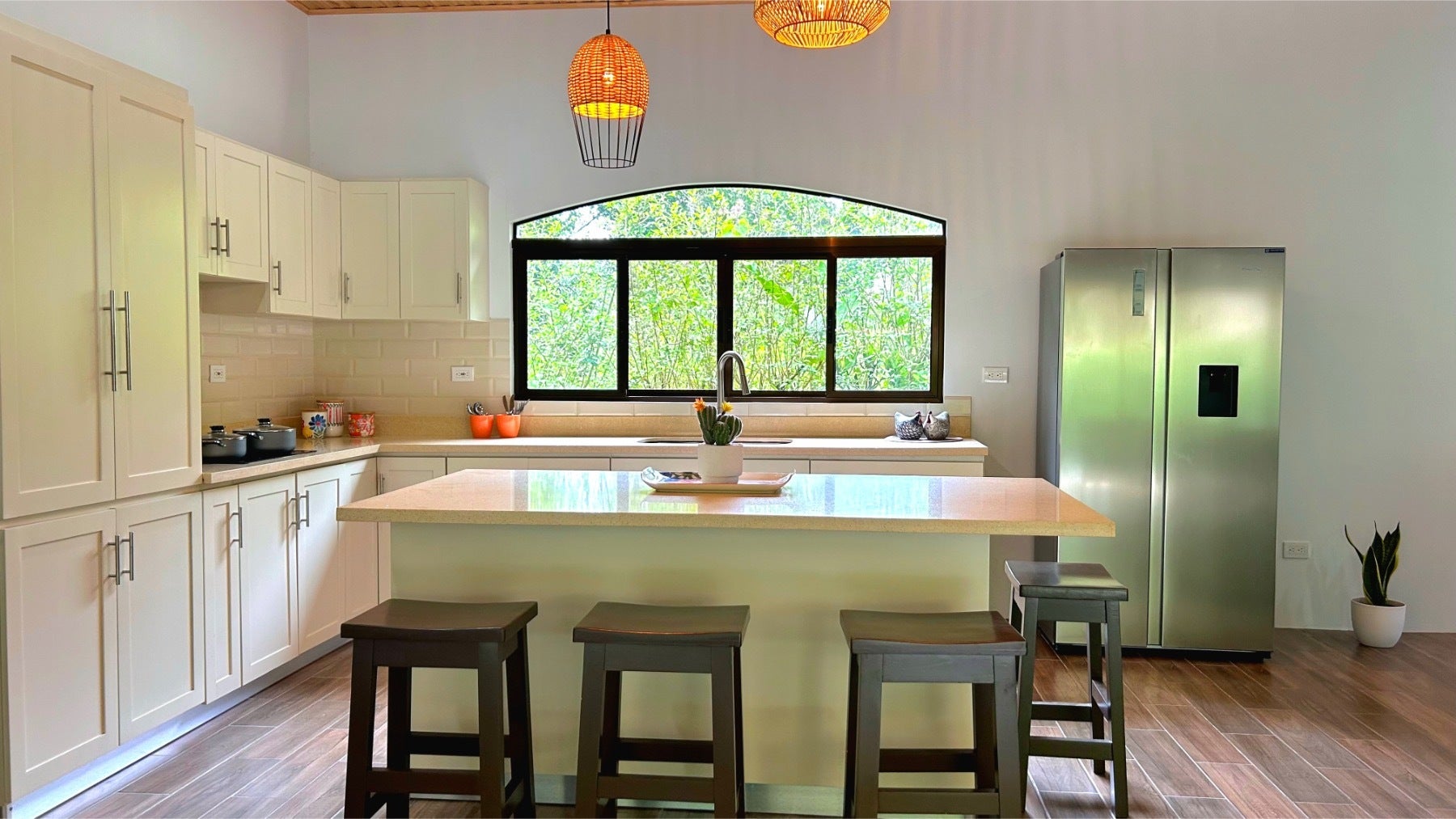 Single Level Tropical Home — photo 12 of 19