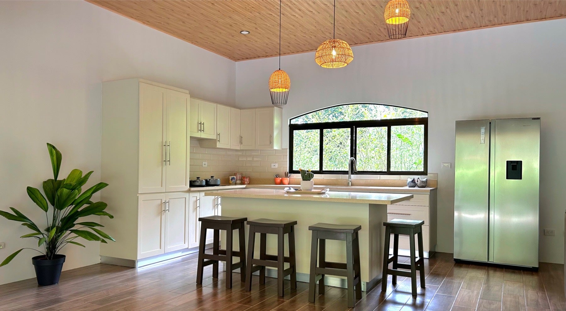 Single Level Tropical Home — photo 13 of 19