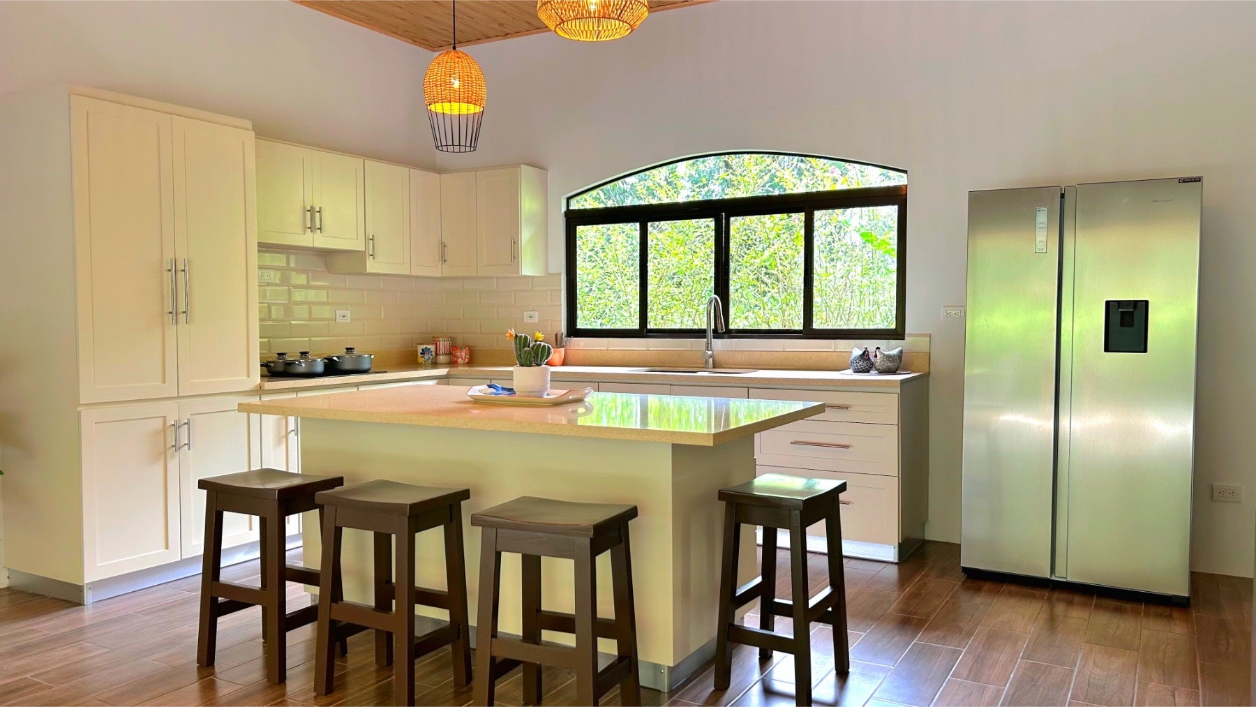 Single Level Tropical Home — photo 14 of 19