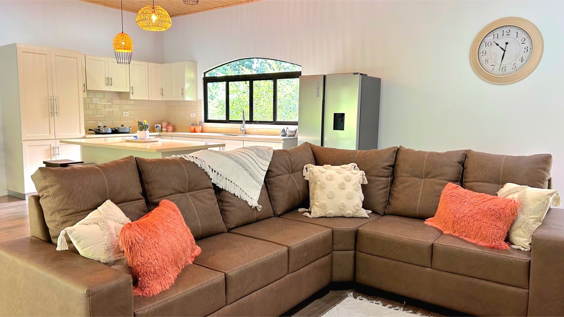 Single Level Tropical Home — photo 16 of 19