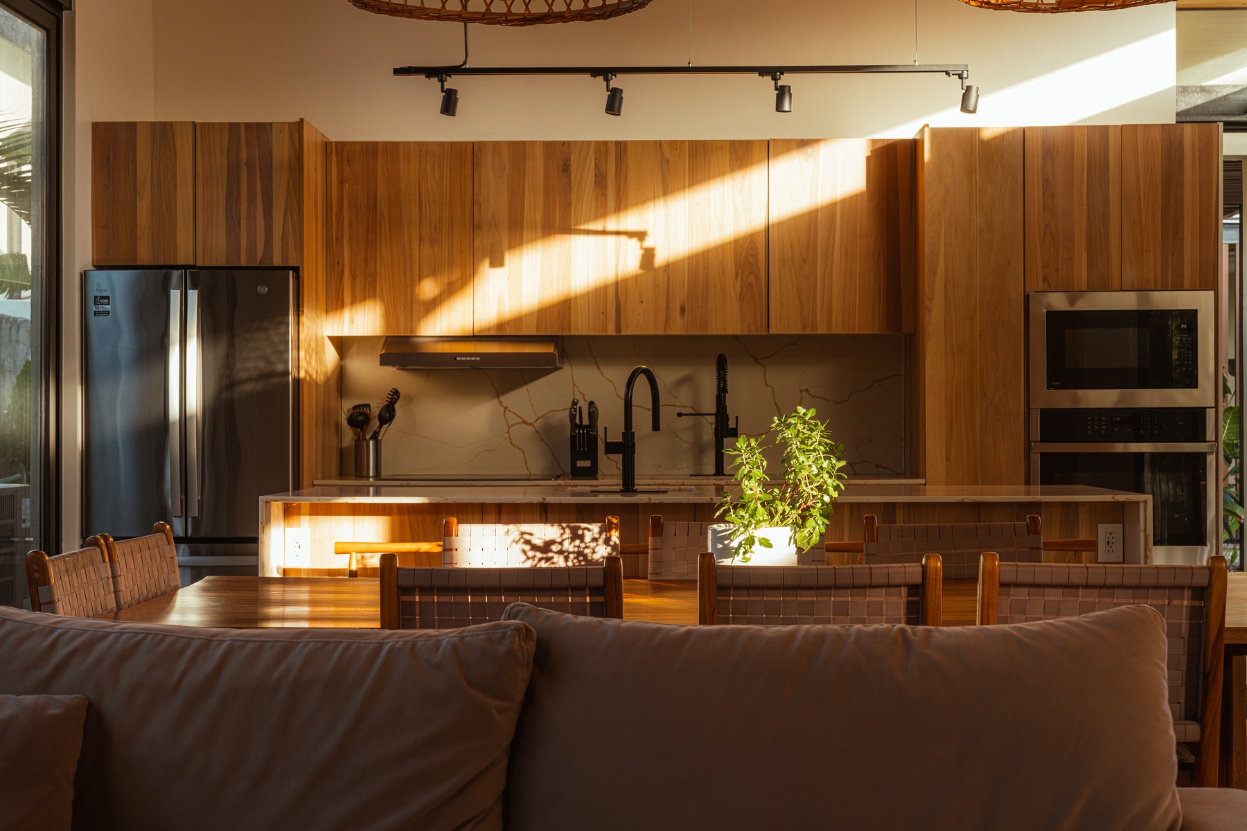 Tropical Modern Four Bedroom Home — photo 10 of 19
