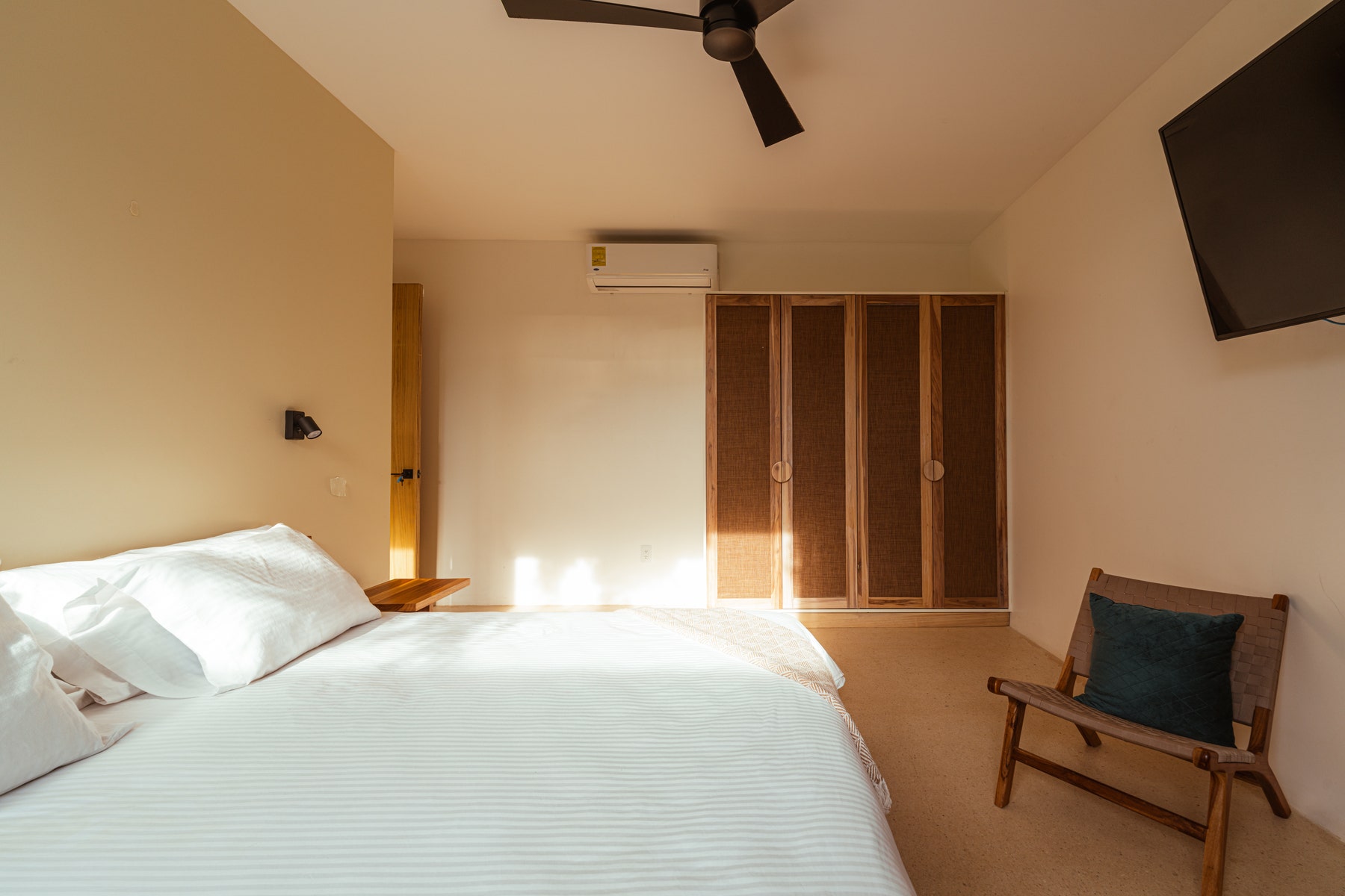 Tropical Modern Four Bedroom Home — photo 16 of 19