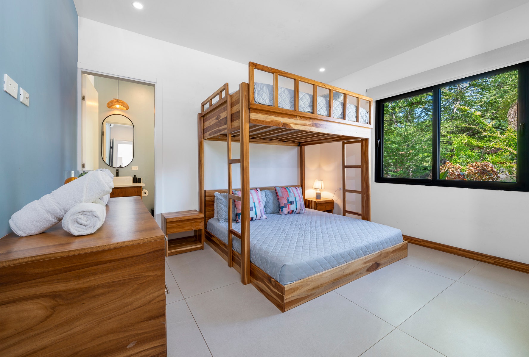 Elegant Family Home with Five Bedrooms with pool — photo 10 of 19