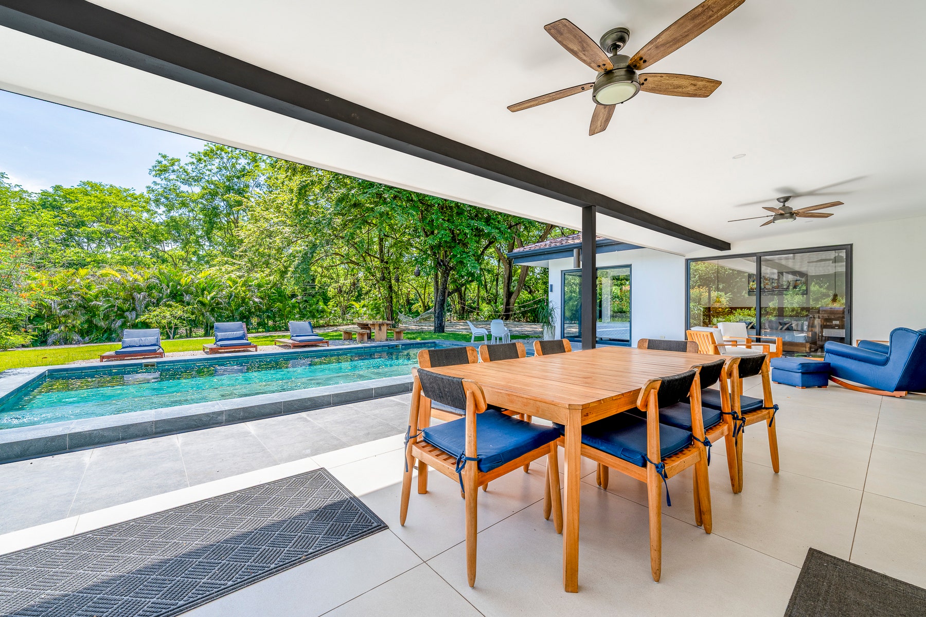 Elegant Family Home with Five Bedrooms with pool — photo 6 of 19