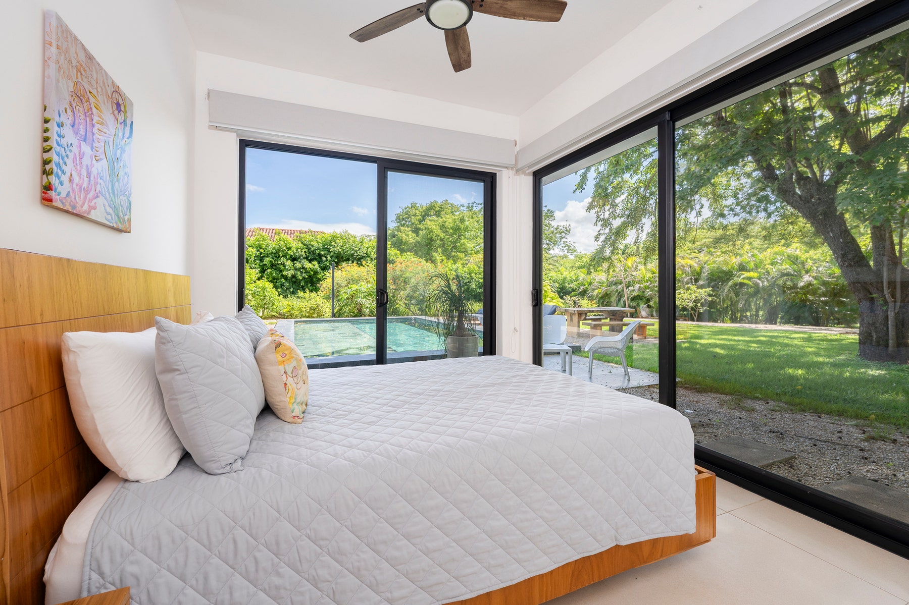 Elegant Family Home with Five Bedrooms with pool — photo 18 of 19