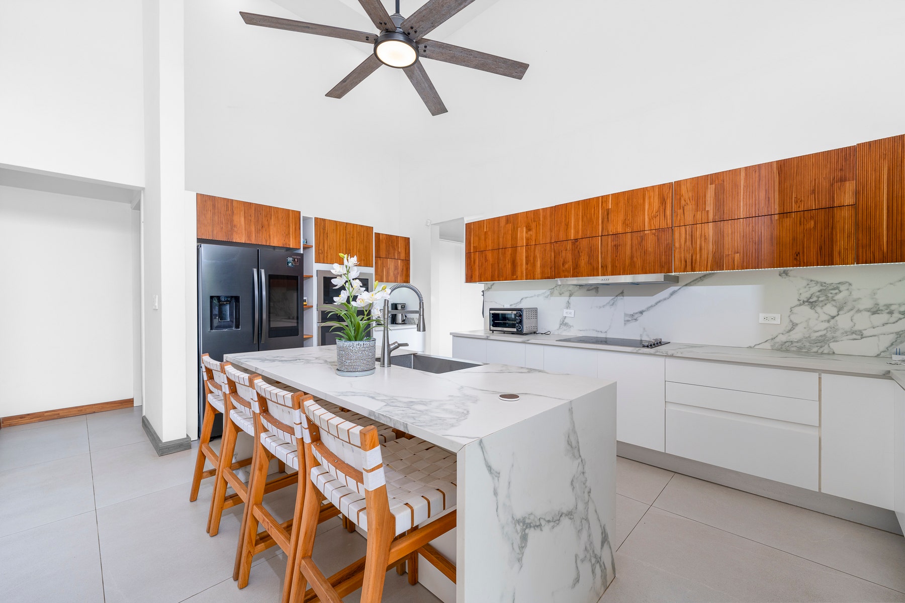 Elegant Family Home with Five Bedrooms with pool — photo 2 of 19