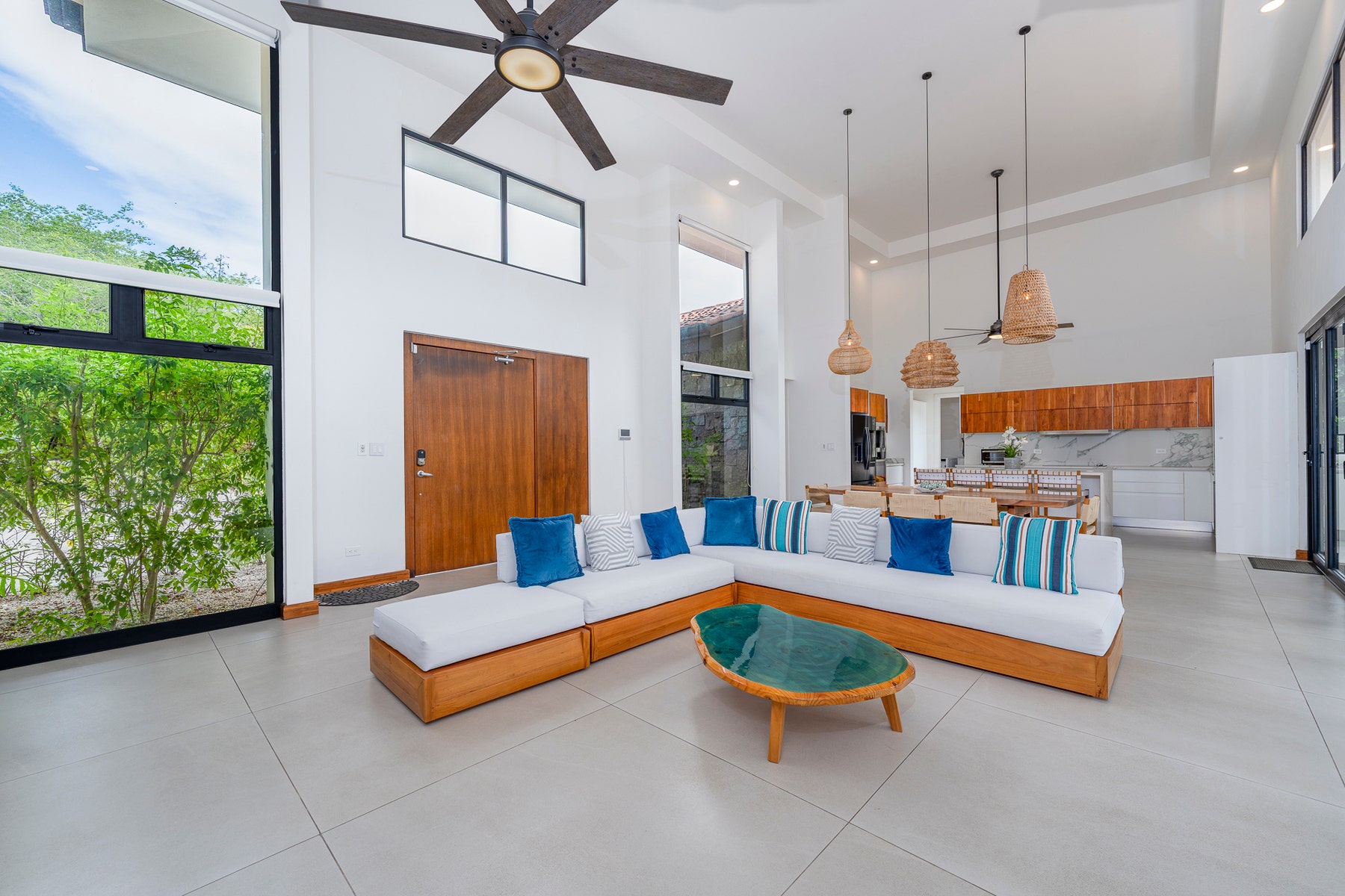Elegant Family Home with Five Bedrooms with pool — photo 3 of 19