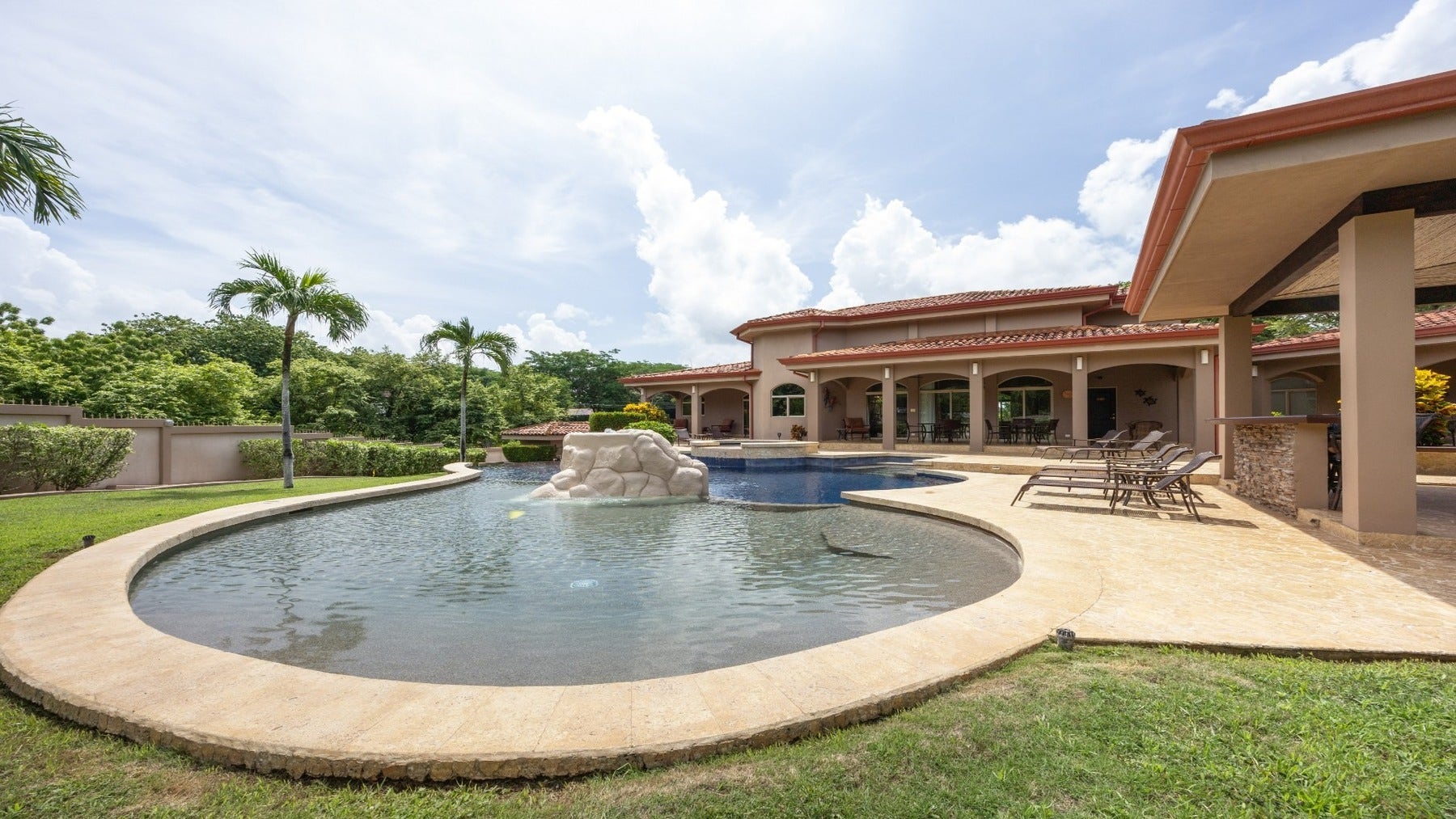 Mediterranean Estate with Guest House — foto 3 de 19