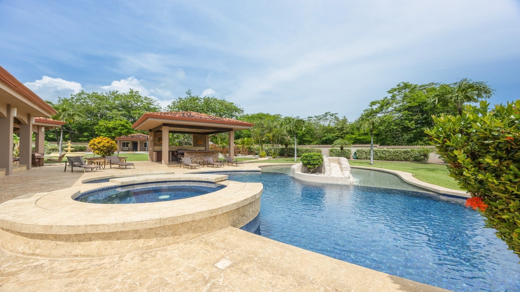 Mediterranean Estate with Guest House — foto 4 de 19
