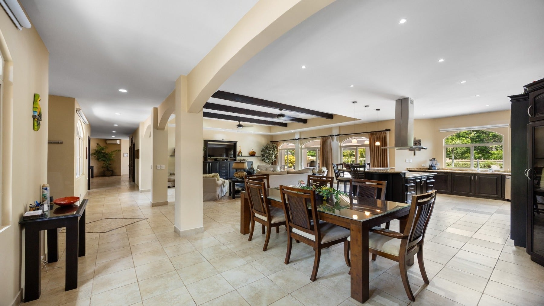 Mediterranean Estate with Guest House — foto 9 de 19