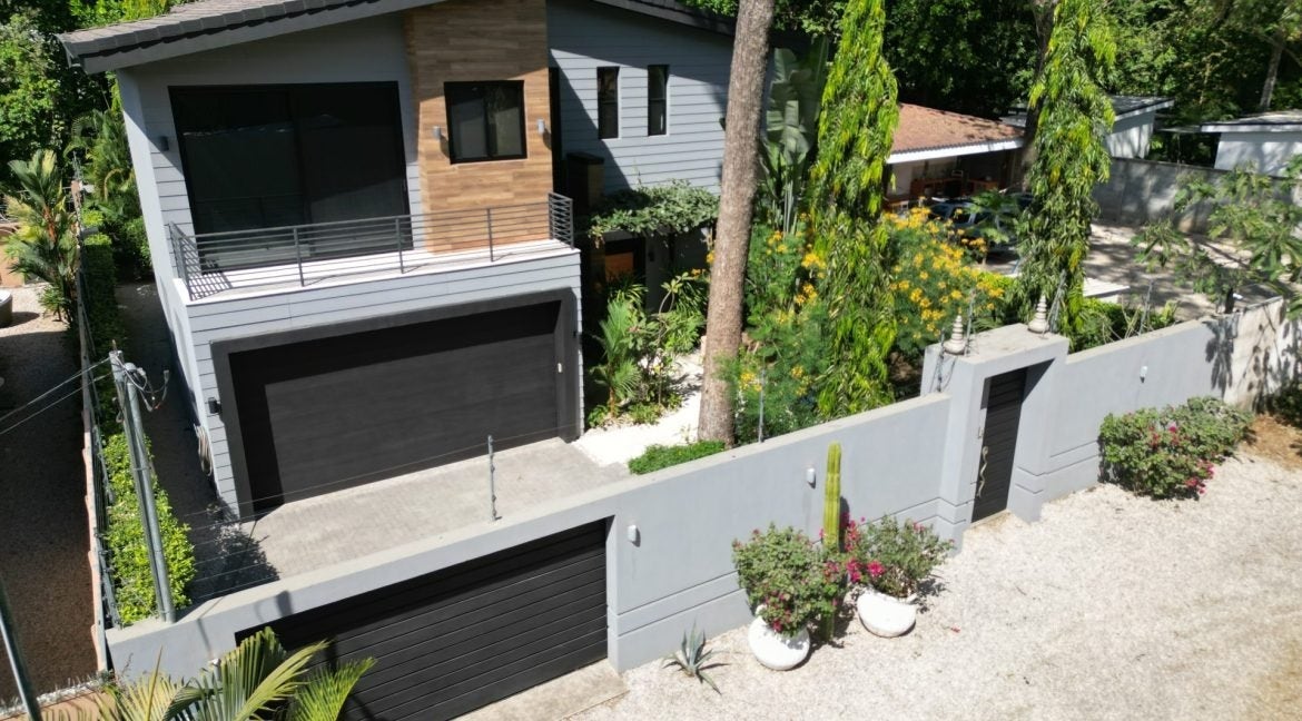 Luxury Three Bedroom Home — photo 2 of 17
