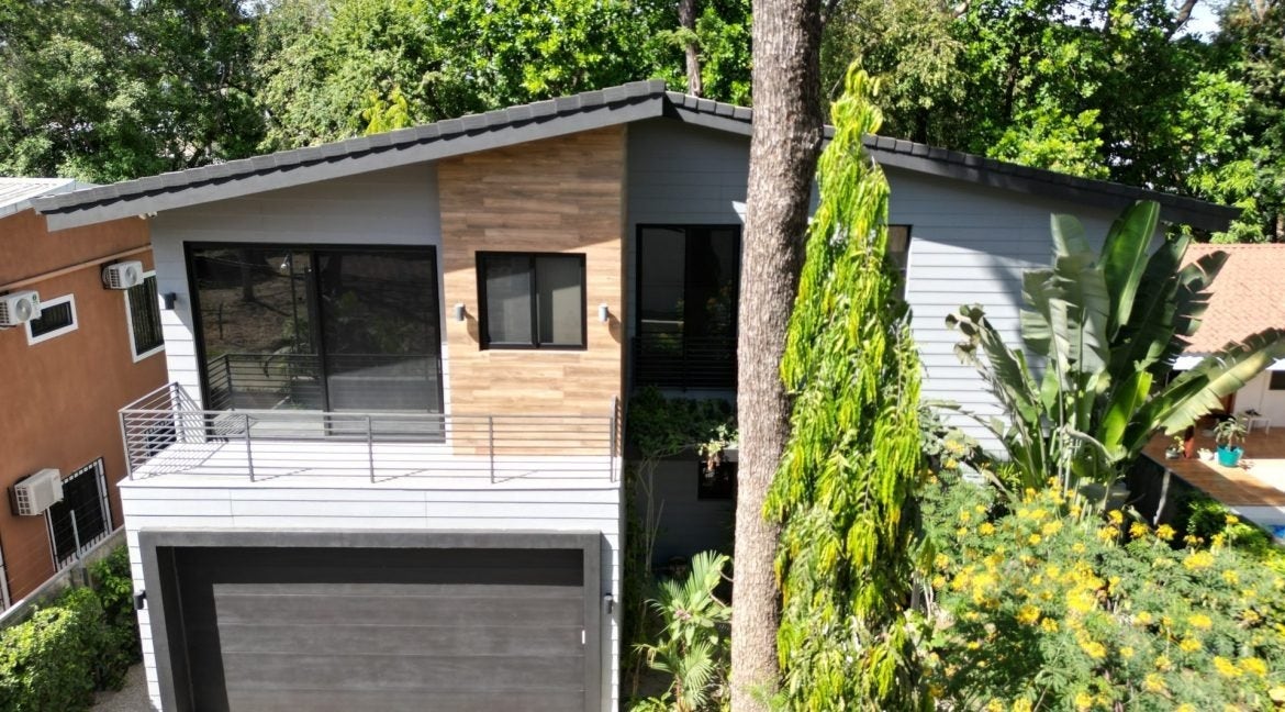 Luxury Three Bedroom Home — photo 3 of 17