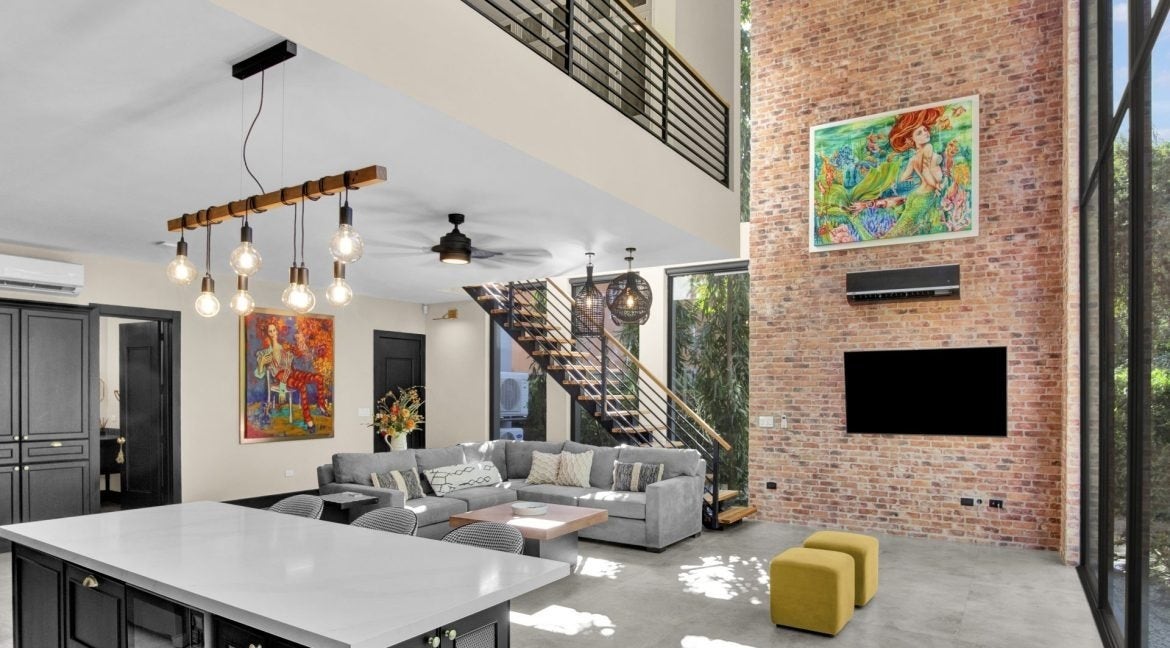 Luxury Three Bedroom Home — photo 7 of 17
