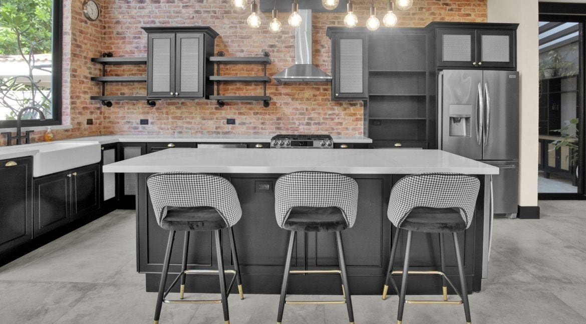 Luxury Three Bedroom Home — photo 9 of 17