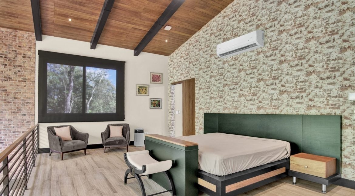 Luxury Three Bedroom Home — photo 11 of 17