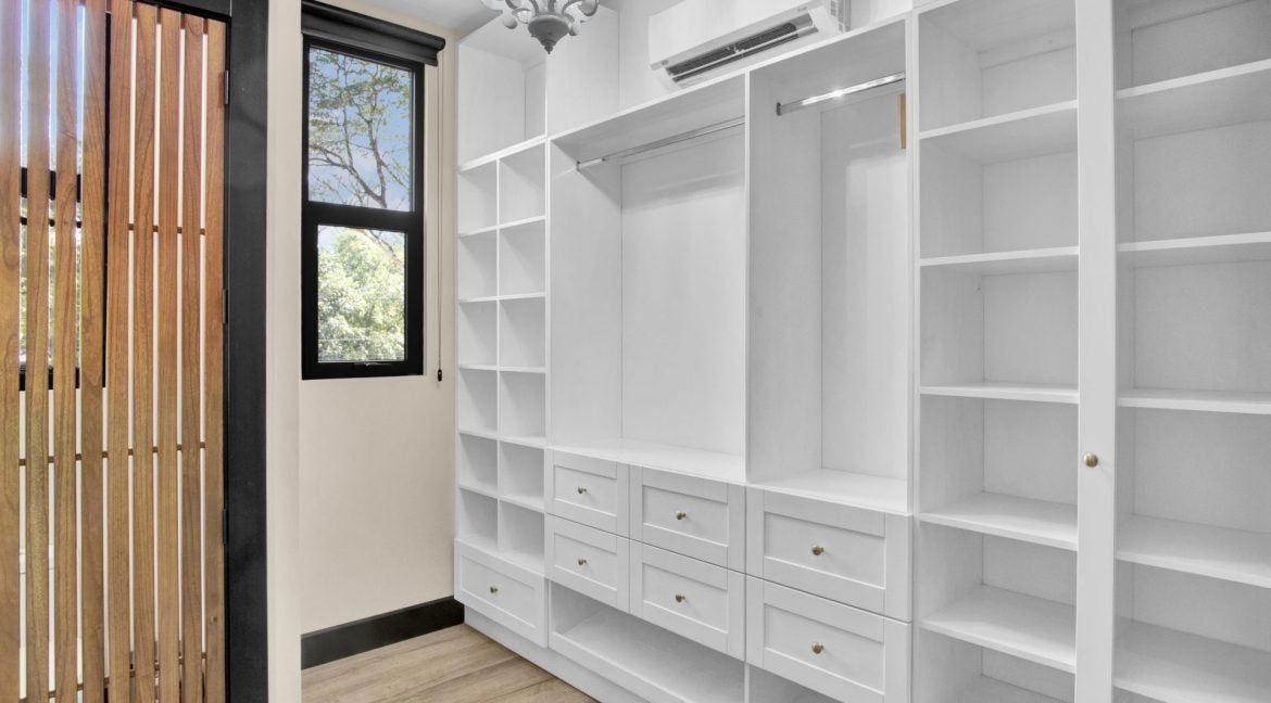 Luxury Three Bedroom Home — photo 12 of 17