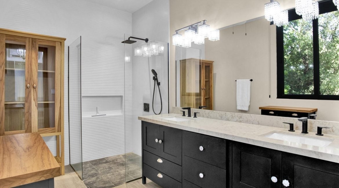 Luxury Three Bedroom Home — photo 13 of 17