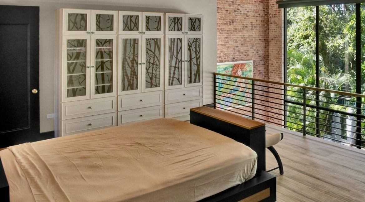 Luxury Three Bedroom Home — photo 14 of 17
