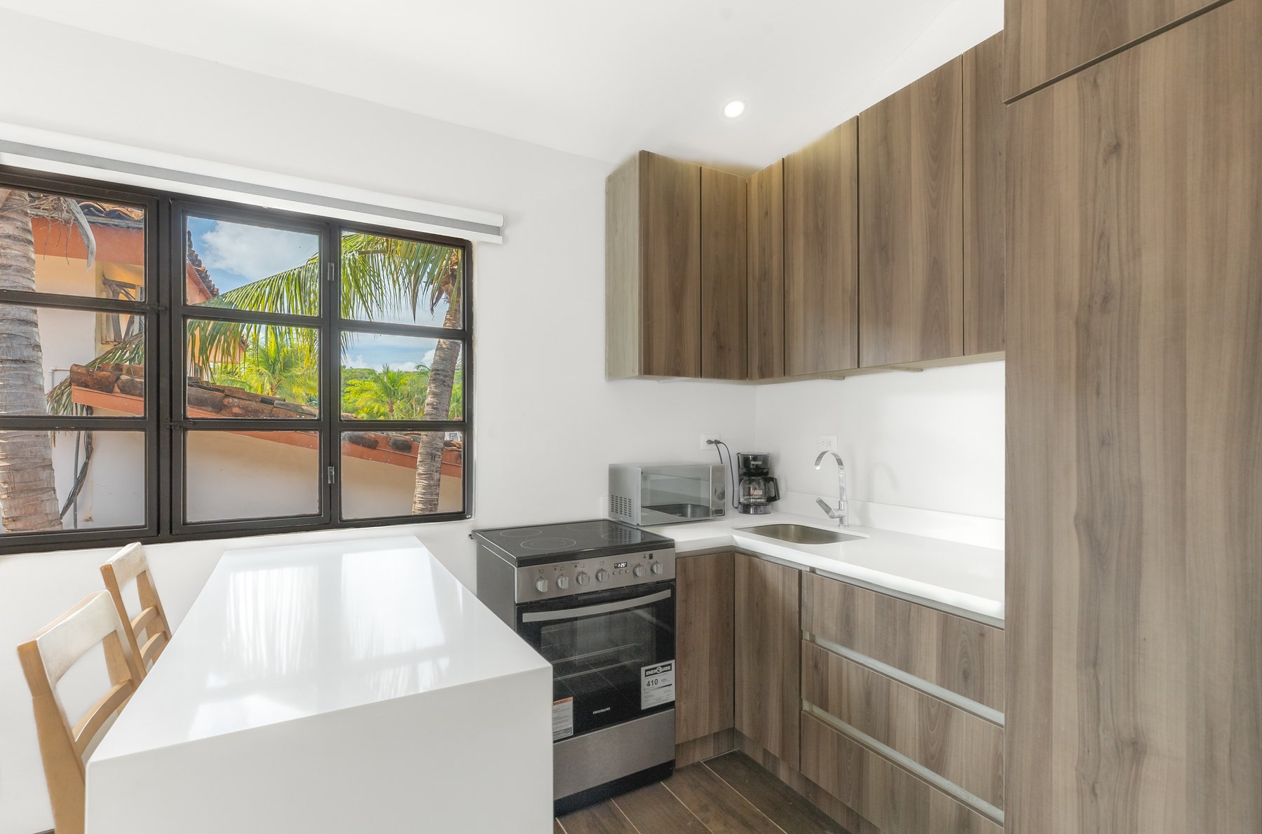 One Bedroom Condo with High Ceilings — photo 7 of 19
