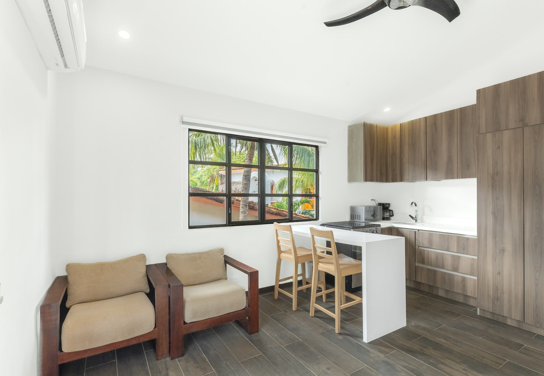 One Bedroom Condo with High Ceilings — photo 8 of 19