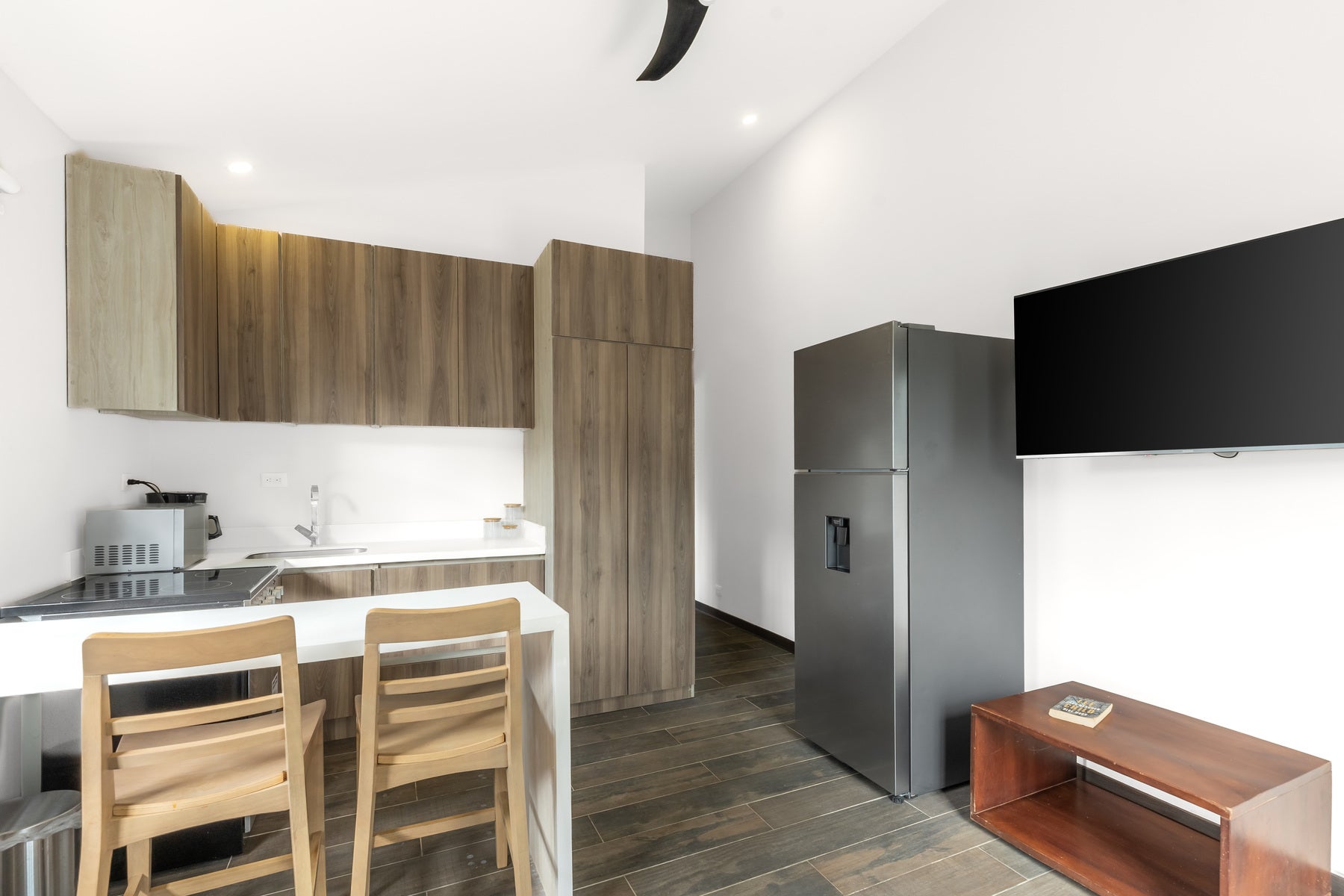 One Bedroom Condo with High Ceilings — photo 9 of 19