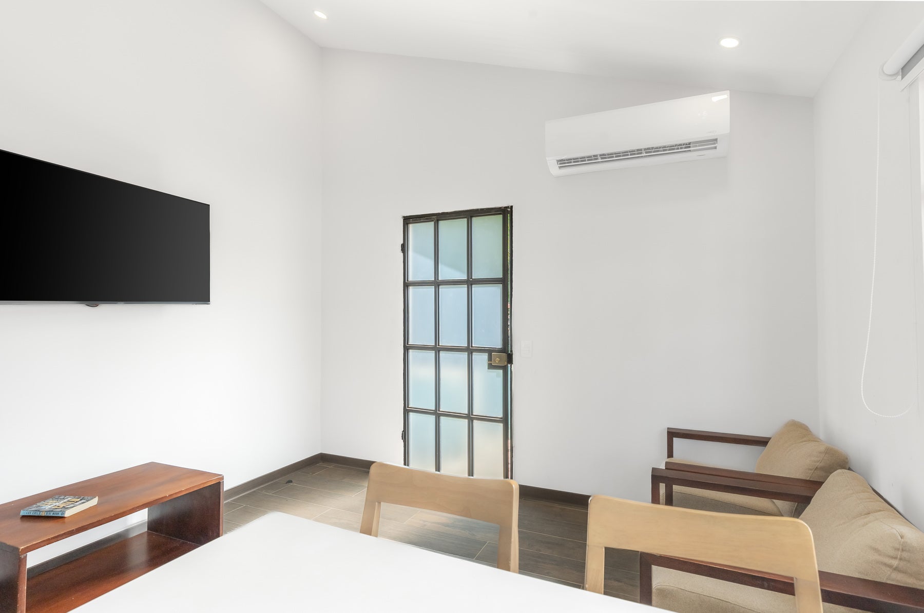 One Bedroom Condo with High Ceilings — photo 10 of 19