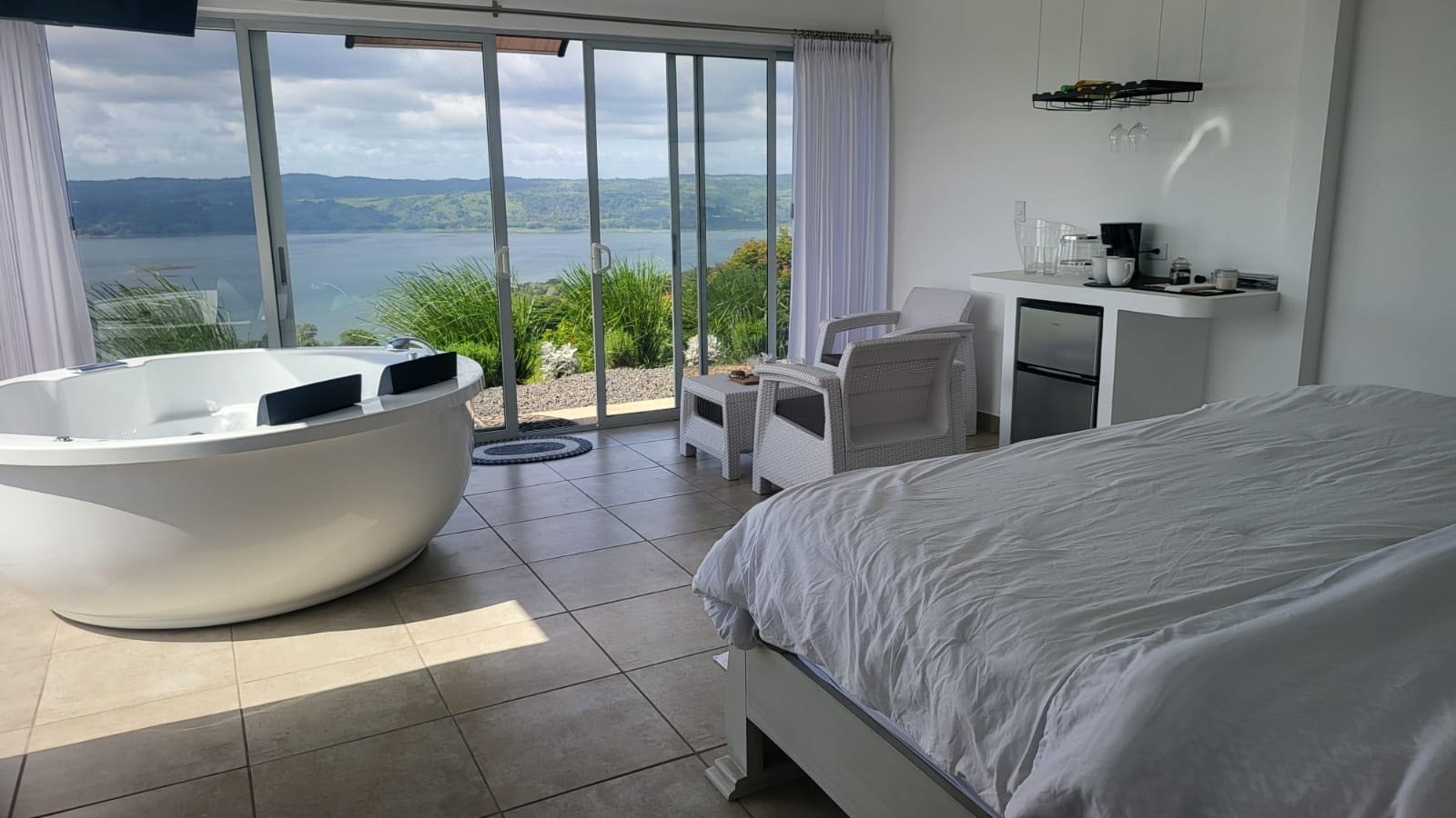 Luxury Lake-View Estate — foto 9 de 16