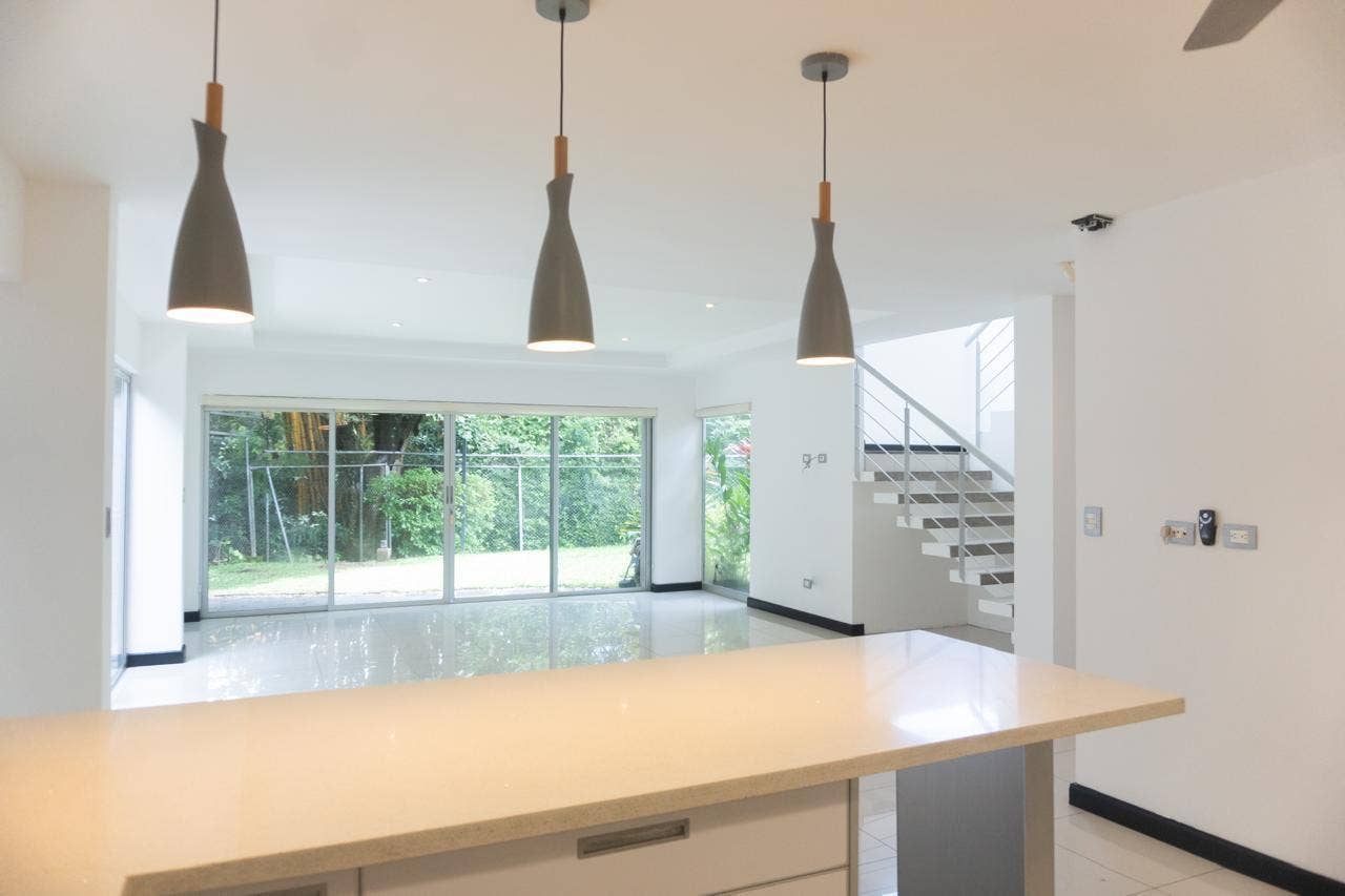 Modern House in Gated community in Santa Ana — photo 8 of 19