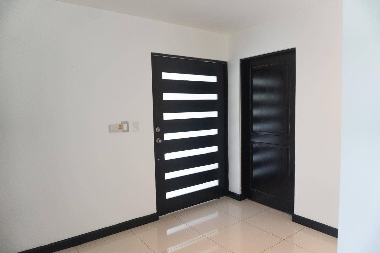 Modern House in Gated community in Santa Ana — photo 5 of 19