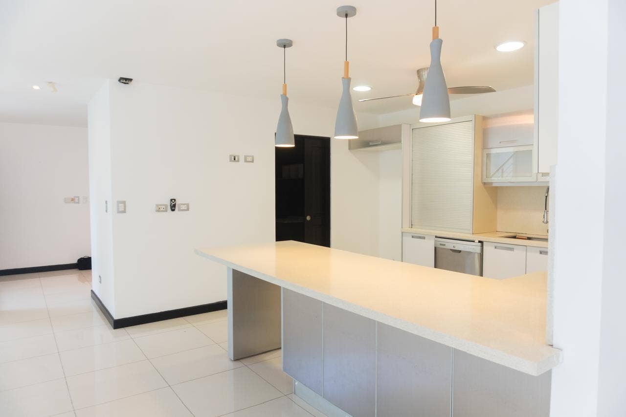 Modern House in Gated community in Santa Ana — photo 9 of 19